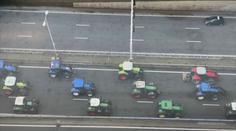 VIDEO: Stovky protestujících farmářů zablokovaly traktory dopravu