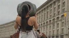 VIDEO: Tohle by Putin neviděl rád. Ukrajinka si z jeho tanku udělala cvičební pomůcku