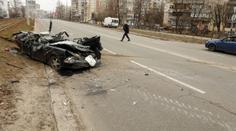 Děsivé záběry: Ruský obrněný vůz schválně rozmačkal auto. Uvnitř byl civilista