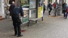Rvačka na autobusové zastávce skončila střelbou. Podezřelý přišel na policii sám