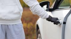 Pozor na mazaný trik gangu zlodějů. Auto už před nimi nezamknete