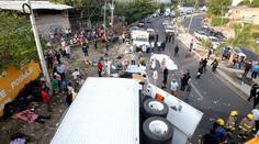 Při nehodě kamionu s migranty v Mexiku zemřelo nejméně 54 lidí. Chtěli do USA