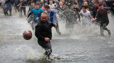 Nejbrutálnější fotbal. Při tradičním utkání nezastaví hráče bláto ani řeka
