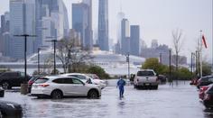 Extrémní déšť zaplavil ulice New Yorku. Město kolabuje, dva lidé zemřeli