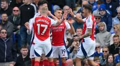 Arsenal oddálil mistrovské oslavy Liverpoolu. Chelsea otočila v závěru