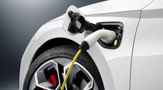 Pozor na hybridy! Automobilky svolávají desetitisíce aut, riziko se týká i škodovek