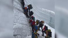 VIDEO: Šílenství na Everestu! Horolezcům jde kvůli tomu o život
