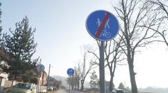 Řidičům v Blansku motají hlavu značky. Na krátkém úseku šestkrát mění rychlost