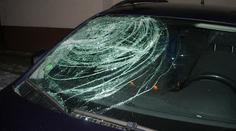 Zaměstnancům v Třinci se nelíbila výplata, šéfovi rozbili auto lopatou