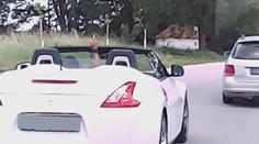 VIDEO: Šílená jízda řidiče sporťáku. Při předjíždění ještě agresivně gestikuloval