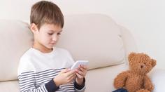 Porno, výhružky a násilí. Nevhodná videa šíří mezi dětmi skupiny na WhatsAppu