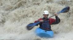 VIDEO: Povodňový adrenalin. Vodáci si užívají v rozbouřené vodě