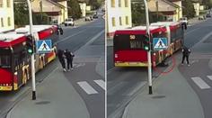 Nepochopitelný zkrat: Dívka strčila kamarádku pod autobus! VIDEO