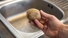 Jak na špinavý dřez bez drahých přípravků? Vyzkoušeli jsme trik s jedinou ingrediencí