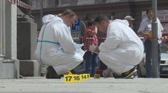 Přítelkyni pobodal v bytě, krev byla až na ulici. Agresor uniká