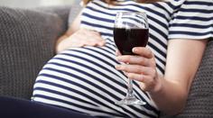Lehké popíjení v těhotenství plod neohrozí, tvrdí nové studie