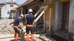 Z rekonstrukce skoro demolice. Dělníci domu podkopali základy