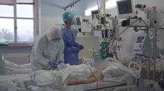 Tvrdší opatření hned, píší lékaři vládě. Další nápor nezvládneme, varují