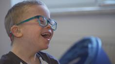 Povodeň vzala nemocnému Tomíkovi (6) speciální kočárek. Rodina prosí o pomoc