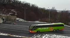 Neuvěřitelné! Řidič 15metrového autobusu se otáčel přímo na dálnici