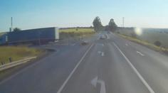 Měl způsobit nehodu, zranit dívku (16) a ujet! Policie hledá řidiče kamionu