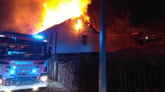 Oheň zachvátil rodinný dům, plameny vyšlehly ze střechy
