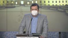 Na rekonvalescenci není čas. Hamáček po operaci zamířil na jednání vlády