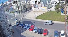 Bezohledný řidič srazil na přechodu seniorku a ujel. Poznáte ho?