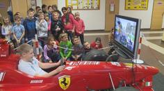 To je jízda! Starosta koupil dětem do školy trenažér Formule 1!