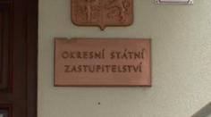 Státní zástupci plácali svoji kolegyni po zadku, ta si na ně stěžuje