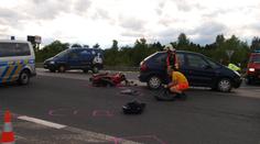 Motorkář nedobrzdil, s vážnými zraněními ho odvezli do nemocnice