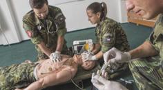 Pohoda jako v M.A.S.H? Studenti medicíny si u vojáků sáhnou na dno