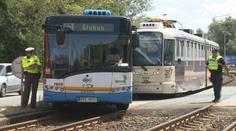 Autobus vjel v Ostravě do cesty tramvaji. Pět žen zraněno