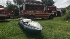 Na Sázavě se převrátil raft. Na pomoc posádce plaval muž, ve vodě zemřel