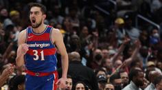 Satoranský zářil. Šestnácti body pomohl porazit slavné Lakers, přidal i asistence