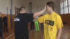 Kluci mlátí holky a naopak. V sebeobraně a s úsměvem