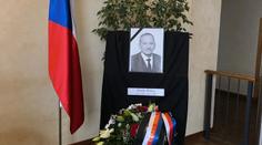 Chceme státní smutek, prozradili senátoři po smrti Jaroslava Kubery