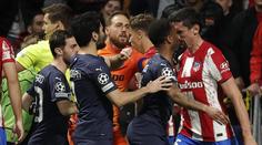 Létaly nadávky, předměty i plivance. V tunelu Atlética se mezi hráči strhla mela