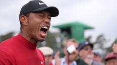 Tiger Woods si brousí zuby na rekord, 83. titul chce získat již o víkendu