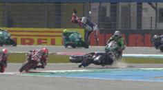 Děsivá nehoda na MS superbiků. Jezdec letěl z motorky, boural i mistr světa