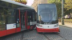 Na pražském Újezdě se srazily dvě tramvaje. Jeden člověk je zraněný