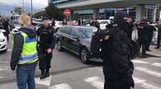 Taxikáři protestují proti Uberu! Na letišti jsou i desítky policistů