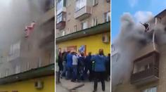 VIDEO: Z hořícího bytu vyskákala celá rodina! Chytali je sousedé