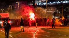 Bomby, zapálená auta. Anarchisté v Itálii zuří kvůli věznění šéfa