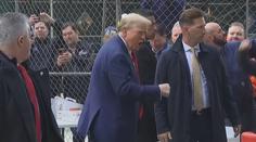 Trumpa čekaly dva soudy v jeden den. Stihl se přitom ještě opřít do Bidena