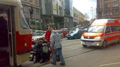 Tramvaj srazila chodkyni a pokračovala dál v jízdě