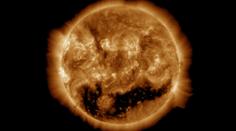Zemi může zasáhnout geomagnetická bouře. Na Slunci se objevila obří díra