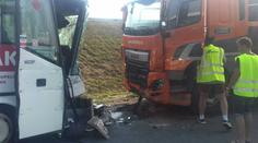 Na kruhovém objezdu se srazil autobus a náklaďák! 12 zraněných