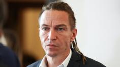 Kancelář Bartoše někdo poničil sekyrou. Dříve byly útoky ještě brutálnější, říká expert