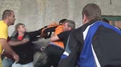 VIDEO: Hráč zmlátil rozhodčího, brankář se pak serval s divákem